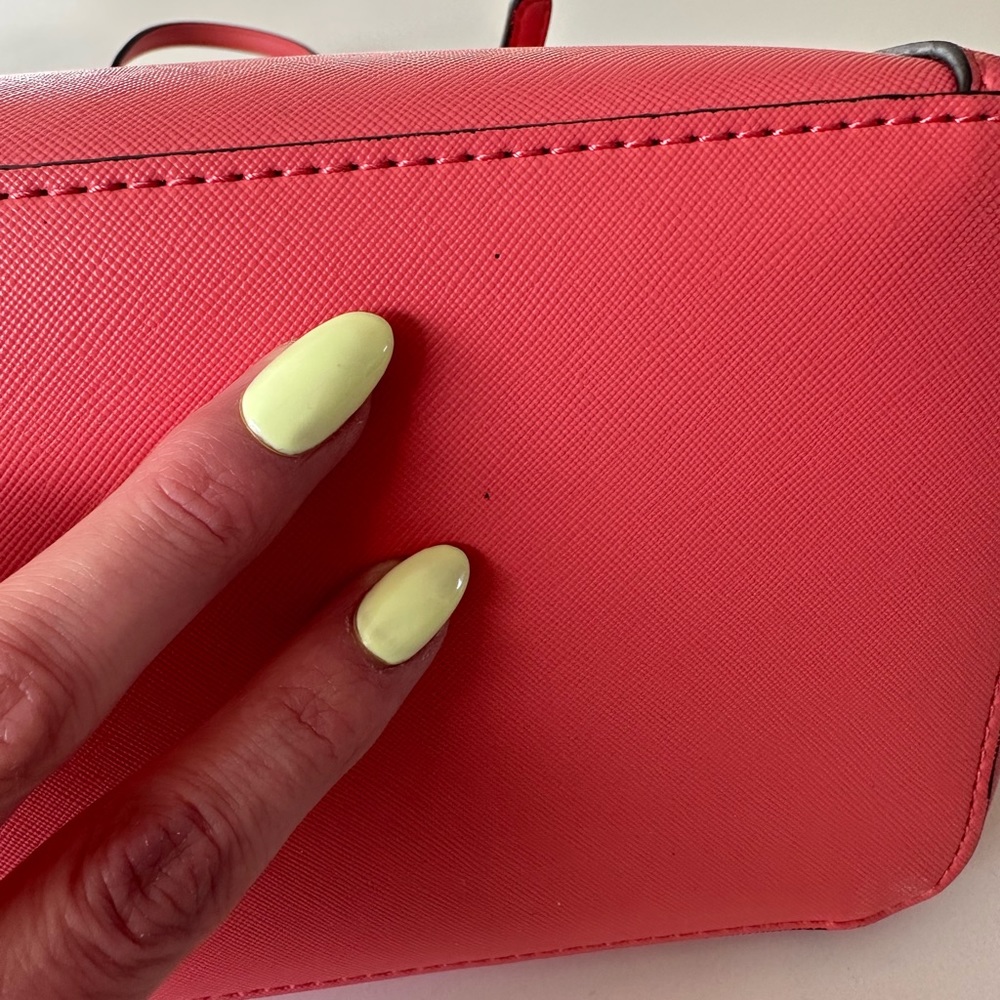 GUESS DELANEY TOTE IN CORAL/PINK - Picture 9 of 10